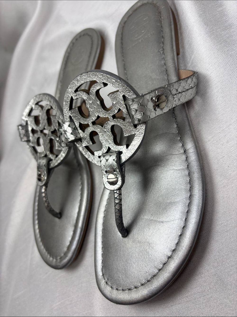 Tory Burch Miller Silver Metallic Logo Thong Sandals - Picture 10 of 11